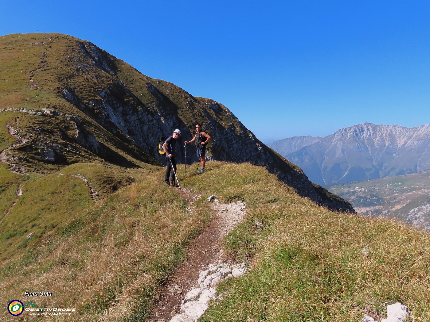 47 Alla Bocchetta di Grem (1976 m) incontriamo l'amico Mario.JPG